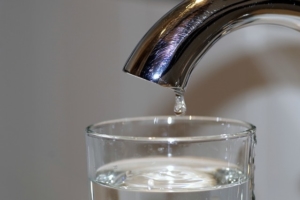 Leitungswasser gesund - Ein Glas, welches mit Leitungswasser befüllt wurde