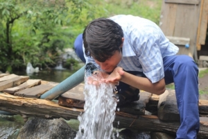 Trinkwassergewinnung - Ein Mann, der gerade Wasser trinkt