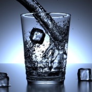 Wasser-Glas mit Wasser
